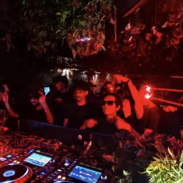 Crowd at the decks